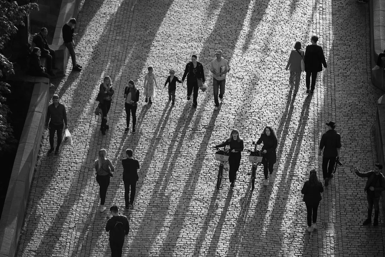 Mensen in beweging – achtergrondbeeld Haptoknowme homepage